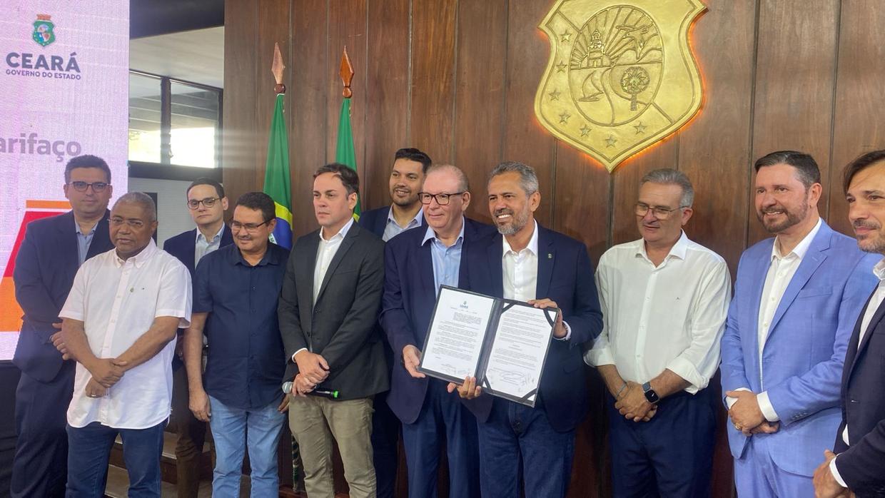 elmano assina decreto de ajuda a empresas impactadas pelo tarifaço de trump