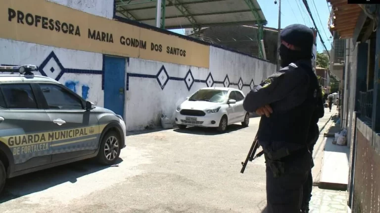 16885-onda-de-violencia-paralisa-aulas-em-16-escolas-no-bairro-vicente-pinzon-em-fortaleza-990x557