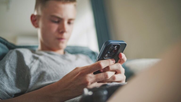 Adolescente usando celular ilustra recomendação de proibição de menores de 15 anos na França