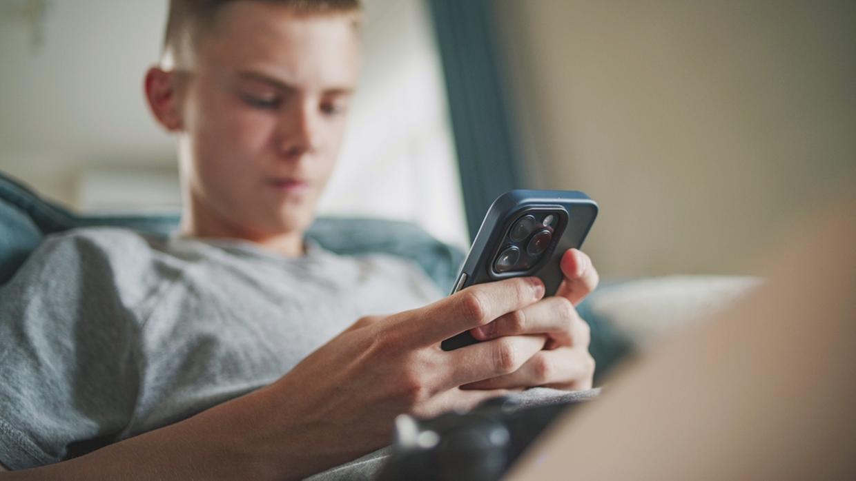 Adolescente usando celular ilustra recomendação de proibição de menores de 15 anos na França