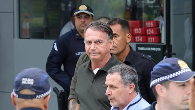 Bolsonaro deixa prisão domiciliar após crise de pressão