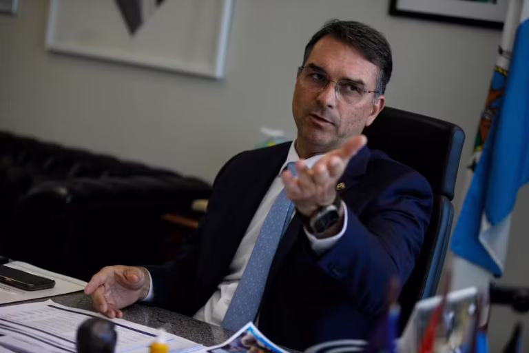 110082570-pa-20-20bras-c3-adlia-20df-2019-02-2025-20entrevista-20exclusiva-20-20senador-20fl-c3-a1vio-20bolsonaro-20fotografia-20bre